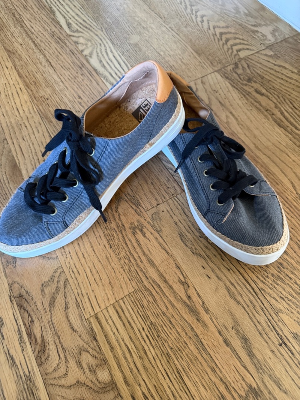 Reef Women’s Low-Top Cushion Sunset Sneakers in Dark Grey with Leather Accents